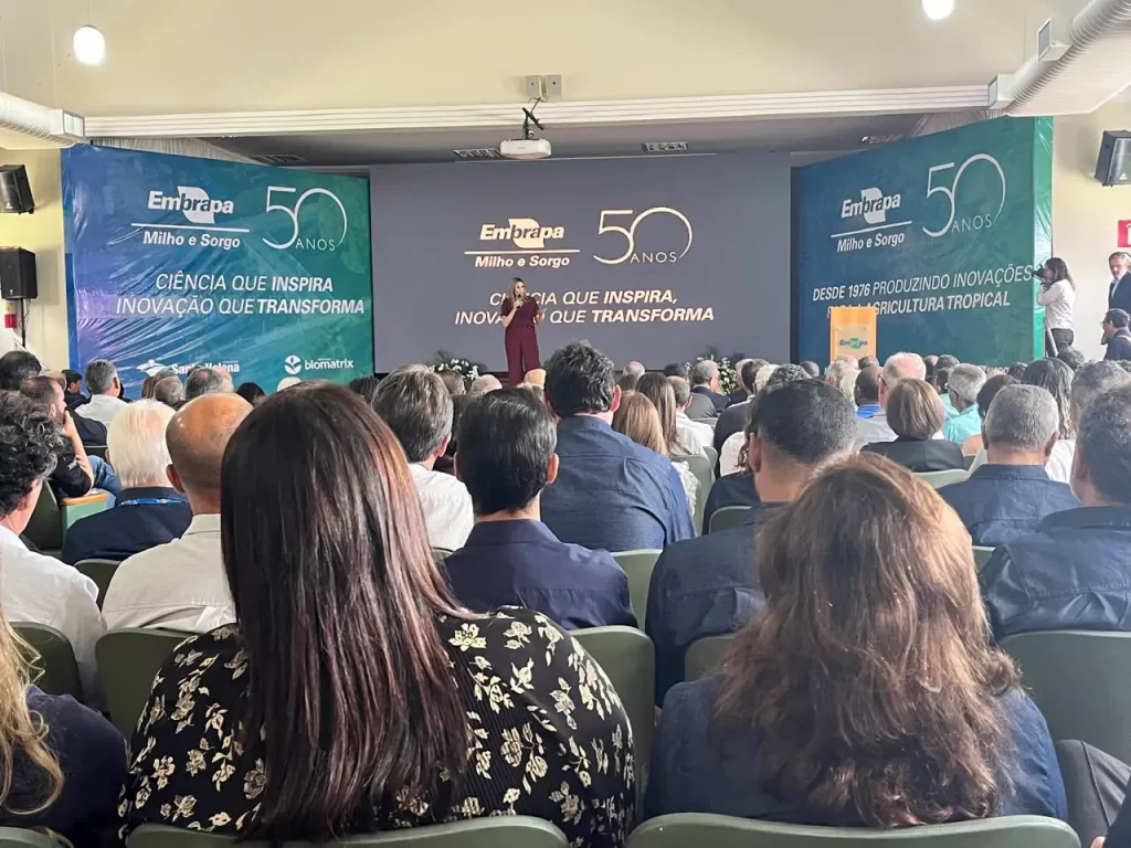 Auditório com apresentação durante evento da Embrapa