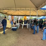 Profissionais do agro assistindo demonstração da tecnologia SiloBio no evento da Embrapa