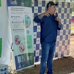 Engenheiro agrônomo Marco Aurélio Pimentel apresentando o funcionamento do SiloBio